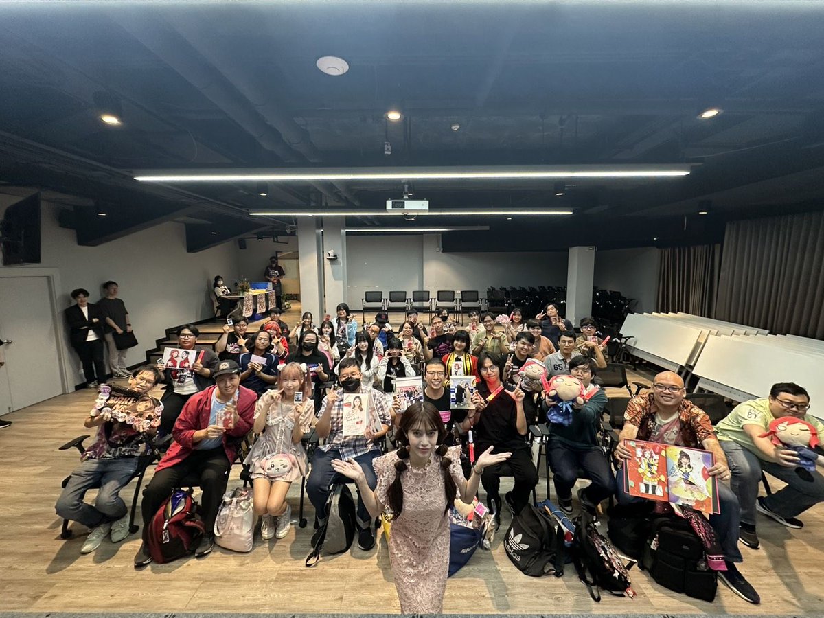 animatejma_bkk's tweet photo. งานกิจกรรม Love Live! TV Animation 10th Anniversary Overseas Special Event ทั้งในส่วนของ Ichinichi Tenchou และ Talk Event ได้สิ้นสุดลงแล้วทั้งสองรอบ
ขอขอบคุณคุณ Pile (Voice of Nishikino Maki) ที่ได้กลับมาเยี่ยมเยียนจัดกิจกรรมสุดพิเศษที่ร้าน animate Bangkok อีกครั้งในวันนี้
และขอขอบคุณทุกท่านที่มาร่วมงานในครั้งนี้ หวังว่าทางร้านจะได้มีโอกาสจัดกิจกรรมดี ๆ แบบนี้ให้กับทุกท่านอีกนะคะ

สำหรับ Gratte สุดพิเศษที่มีลายพิมพ์จาก Pile Original Character นั้นยังมีอยู่จนถึงวันพรุ่งนี้เท่านั้น พลาดกันไม่ได้แล้วนะ!

นอกจากนี้คุณ Pile ยังได้เซ็นลายเซ็นลงชิกิชิและบนแสตนดี้ของ Nishikino Maki อีกด้วยนะ ทั้งสองอย่างจะจัดแสดงอยู่ภายในร้าน มาชมกันได้ที่ร้าน animate Bangkok, SF TOWN Zone D ชั้น 7 MBK Center นะคะ