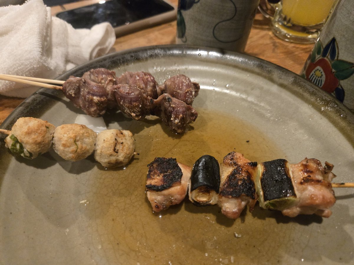 前から気になっとった店やけど、料理がばちうま！

てことで、忘年会シーズンに突入やわ！笑
頼むお金持ってくれよ、、、