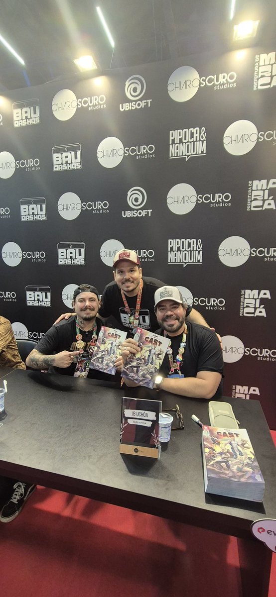 Jbuchoa77's tweet photo. Registro do lançamento do @comicsthecast no stand da @Chiaroscuro_Ofc durante a @CCXPoficial . Obrigado por esse momento inesquecível! #thecastcomicbook https://t.co/CiRbNKG4EM