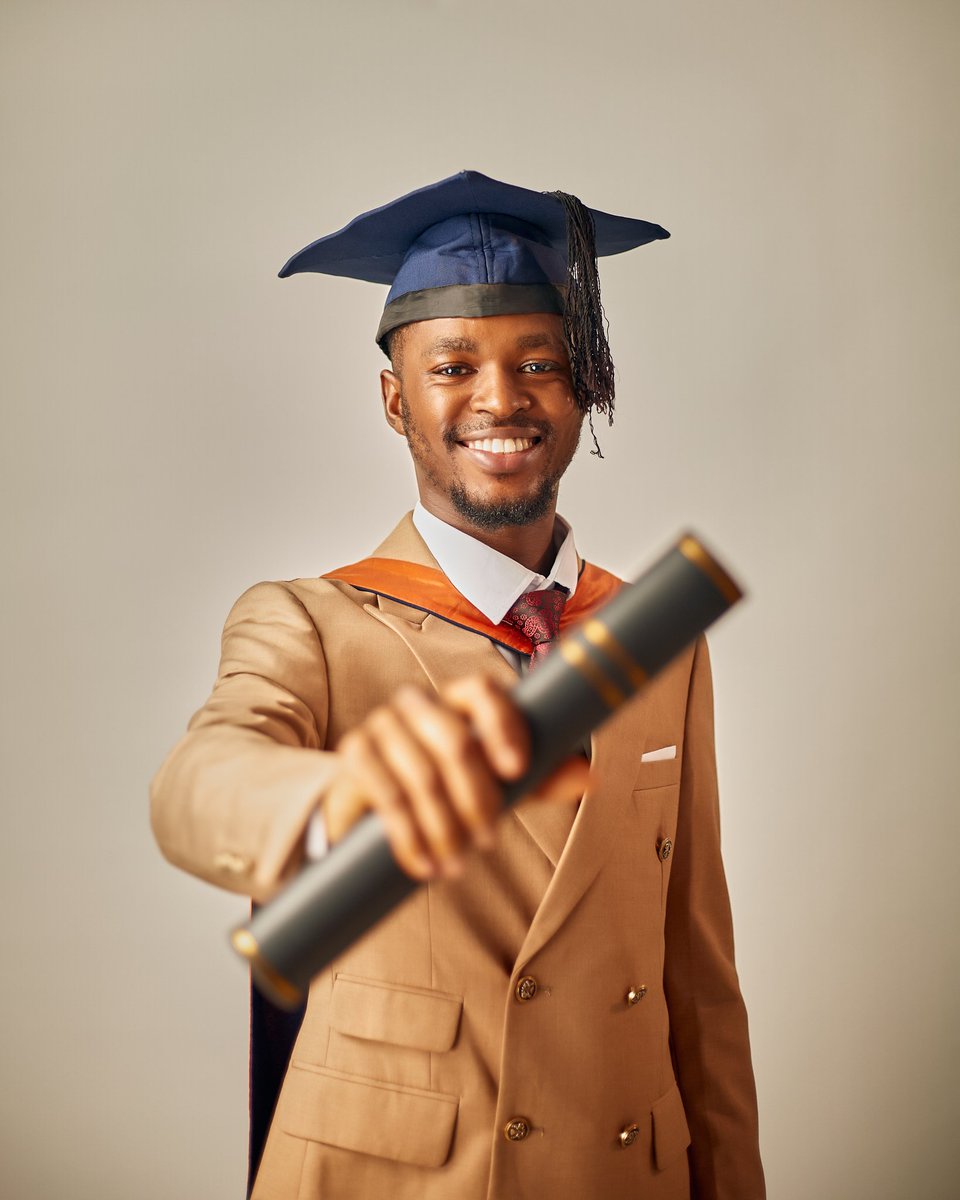La_Prof_Oj's tweet photo. I hope I'm not too late! 😂😂

A journey of 6 years has finally come to an end! 

B. Sc. bagged! 🎓🎓
First Class Honours.
Obafemi Awolowo University.

Glory be to God. Hallelujah! 🙌🏻
I came..
I saw..
And I can say, I fought a pretty good fight! 😌😌

Thank youuuuu Jesus! 🥳🥳🥳 https://t.co/6H4xVp1mEy
