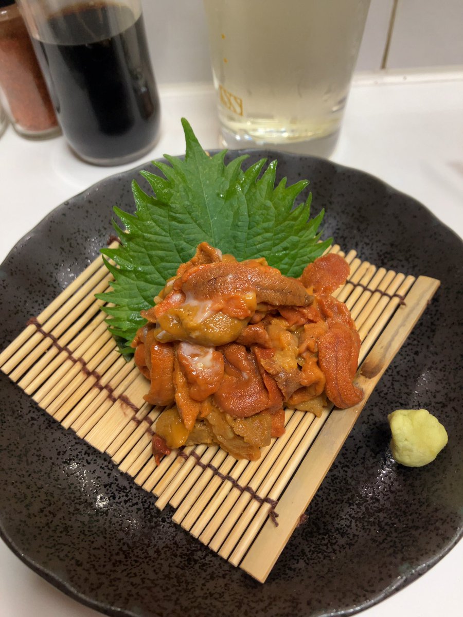 fex_i6ou's tweet photo. 久しぶりの駅前酒場。特盛ウニや戻りカツオ、ツブ貝や天然本マグロブツに舌鼓を打っている時に大将が手の込んだ仕事を始め、後からメニューに加わったヒラマサ、もう最高！美味すぎました！ https://t.co/tFZV2LoQnT