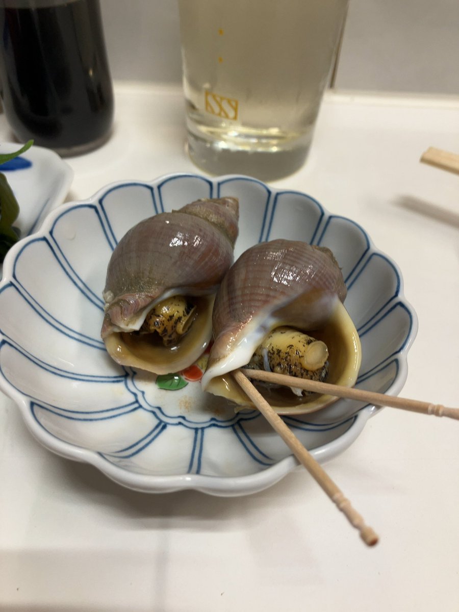 fex_i6ou's tweet photo. 久しぶりの駅前酒場。特盛ウニや戻りカツオ、ツブ貝や天然本マグロブツに舌鼓を打っている時に大将が手の込んだ仕事を始め、後からメニューに加わったヒラマサ、もう最高！美味すぎました！ https://t.co/tFZV2LoQnT