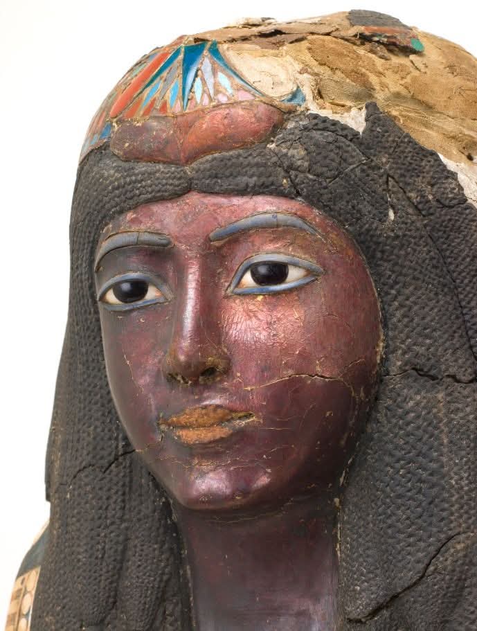 histories_arch's tweet image. The Ka-Neferwy Mask from the New Kingdom period of Ancient Egypt (19th Dynasty, 1292-1189 BC). It belongs to Ka-Nefer-Nefer (meaning "Twice Beautiful Ka"), a noblewoman.

It is notable for its wooden base, gold-plated face, glass-inlaid eyes, realistic wig, and colored glass…