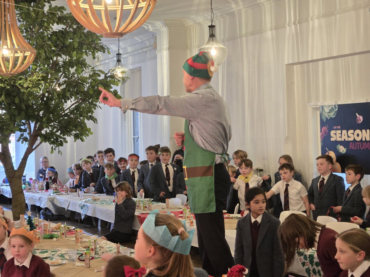 GuyEmmett's tweet photo. How was your Christmas lunch Prep School? Fairly quiet Daddy. 😄 🤣 https://t.co/9mm8G9dceL