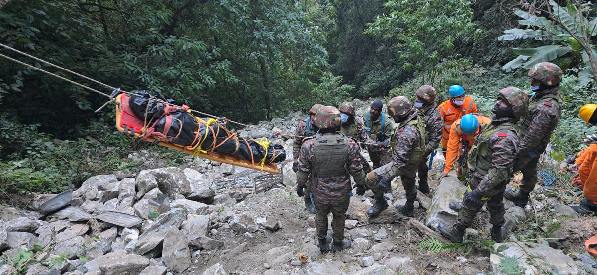 Spearcorps's tweet photo. 13 Dec update on Chaglagam, #ArunachalPradesh truck accident. Rescue efforts are ongoing to retrieve the mortal remains. #IndianArmy personnel are actively working to speed up induction of rescue equipment to expedite efforts. So far, mortal remains of seventeen individuals have been recovered from the wreckage and 20 bodies located. All stakeholders are working together towards a coordinated effort. 

13 Dec को Chaglagam, #ArunachalPradesh ट्रक दुर्घटना पर अपडेट। मृतकों के शव निकालने का  अभियान लगातार जारी है। #IndianArmy के जवान रेस्क्यू उपकरणों को जल्दी पहुंचाने और काम की गति बढ़ाने में सक्रिय हैं। अब तक सत्रह लोगों के शव बरामद किए जा चुके हैं और सभी एजेंसियाँ मिलकर समन्वित तरीके से बाकी कार्य कर रही हैं।

#IndianArmy #SearchAndRescue #Chaglagam #ArunachalPradesh #RescueOperation #NDRF #CivilAdministration #DisasterResponse

@adgpi
@SpokespersonMoD
@HQ_IDS_India
@easterncomd
@official_dgar 
@prodefkohima
@ProDefKolkata
@DefenceMinIndia
@PIB_India