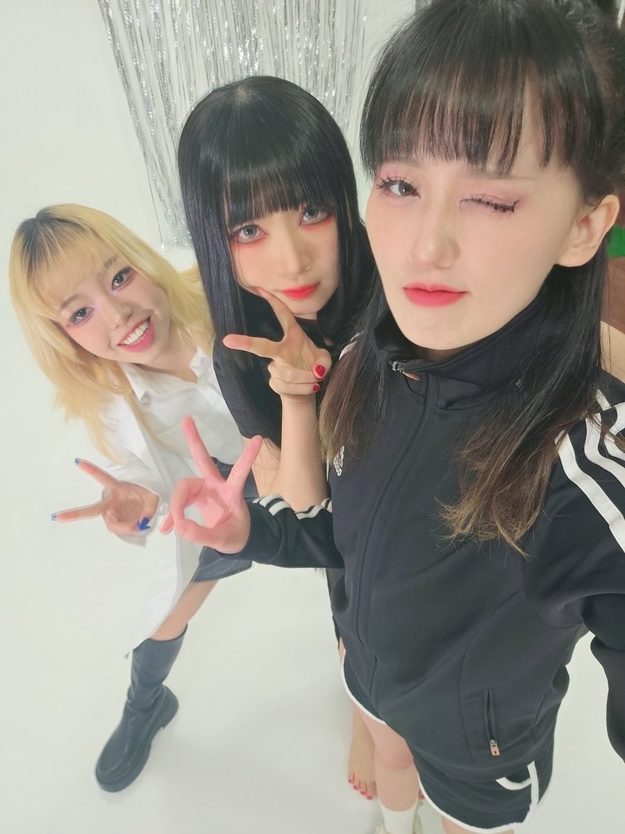 오늘은 오랜만에 춤춰보았다촬영을~v~
오늘 착장 가운벗으면 스쿨버스타고등교하는 과학영재 초딩됨