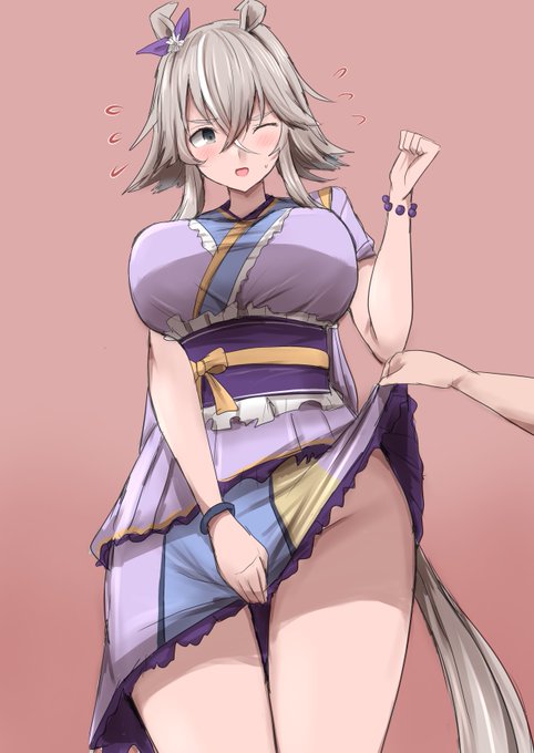 お題のワンダーアキュート温泉衣装で正面からスカートめくりされ、それでもスカートをしっかり手で押さえてギリギリ見せない感じです。 