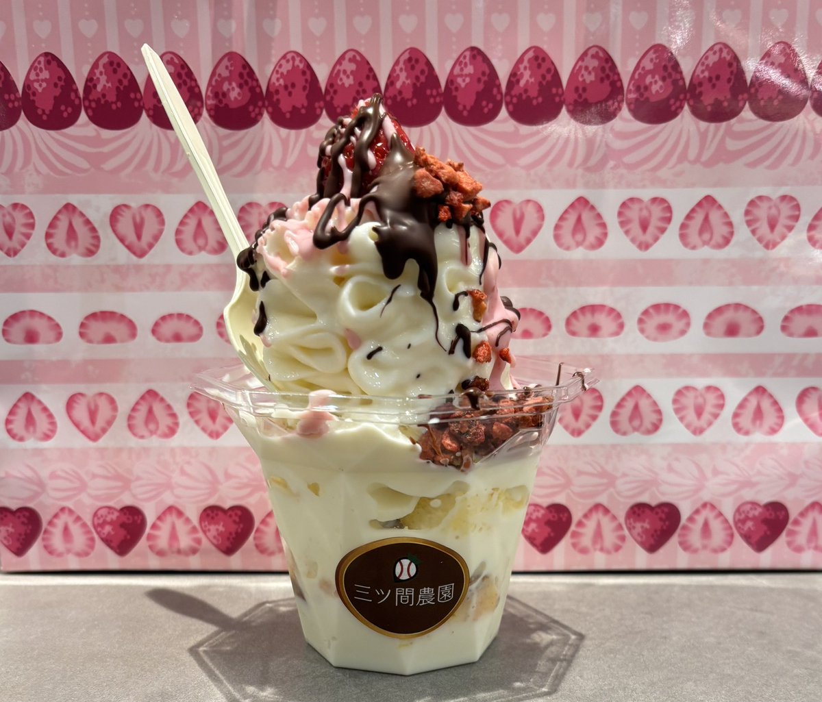 三ツ間農園さんのふわっといちごパフェ🍓実はスイーツ食べたの初