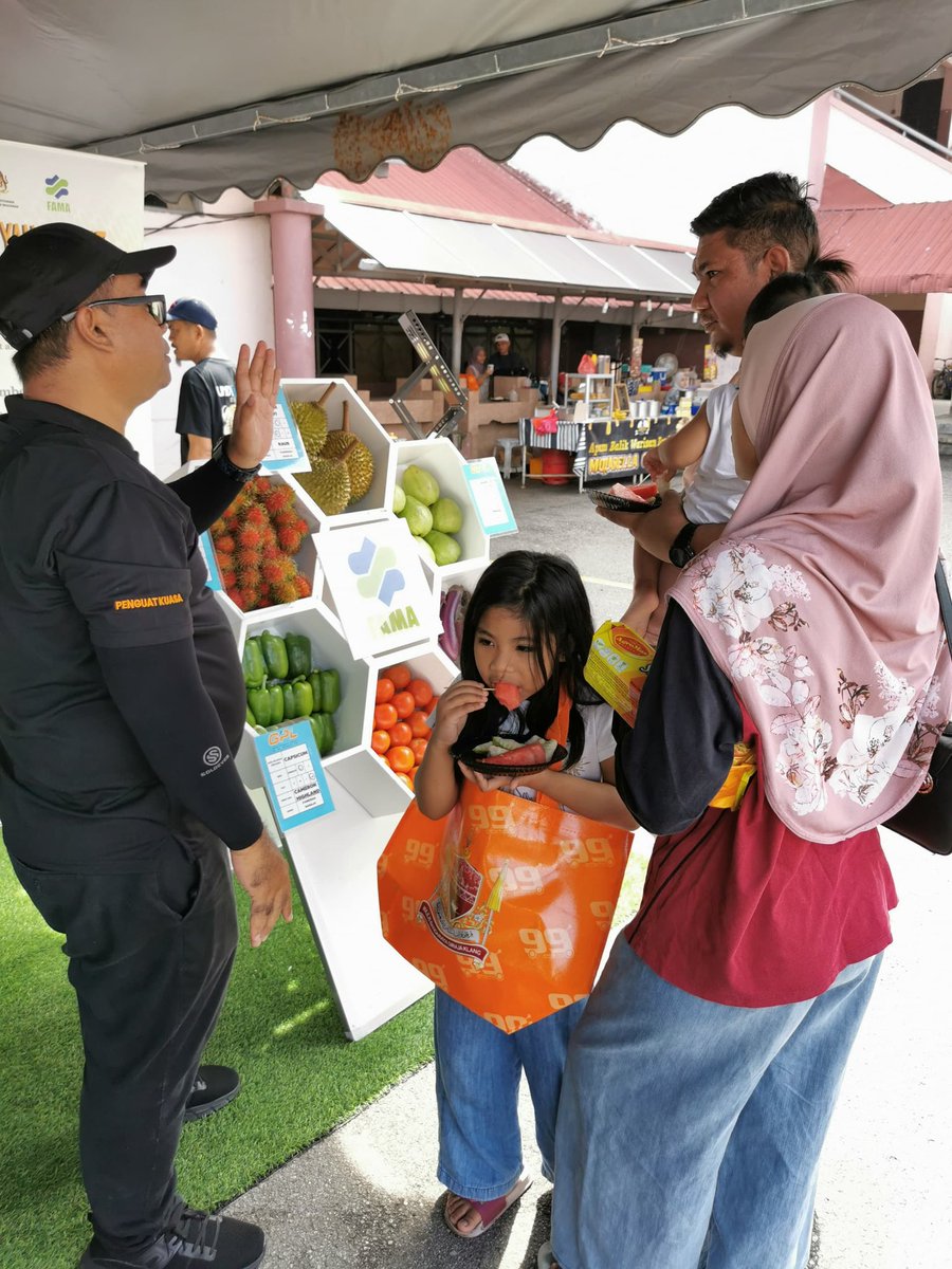 FAMASelangor's tweet photo. 13 Disember 2025 | Kompleks Pasar Awam Meru, Klang

🎉 𝐏𝐫𝐨𝐠𝐫𝐚𝐦 𝐇𝐚𝐫𝐢 𝐓𝐞𝐫𝐛𝐮𝐤𝐚 𝐏𝐚𝐬𝐚𝐫 𝐀𝐰𝐚𝐦 𝟐𝟎𝟐𝟓 berlangsung dengan penuh kemeriahan! https://t.co/zgO6vCHnL3