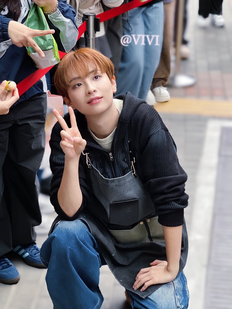 MoonViVi30's tweet photo. Sihun worked as a one-day store manager in Muzi Bakery in Hong Kong🍞🥖🥯#kimsihun #김시훈 #金施勲 https://t.co/YzrX8tNrrd