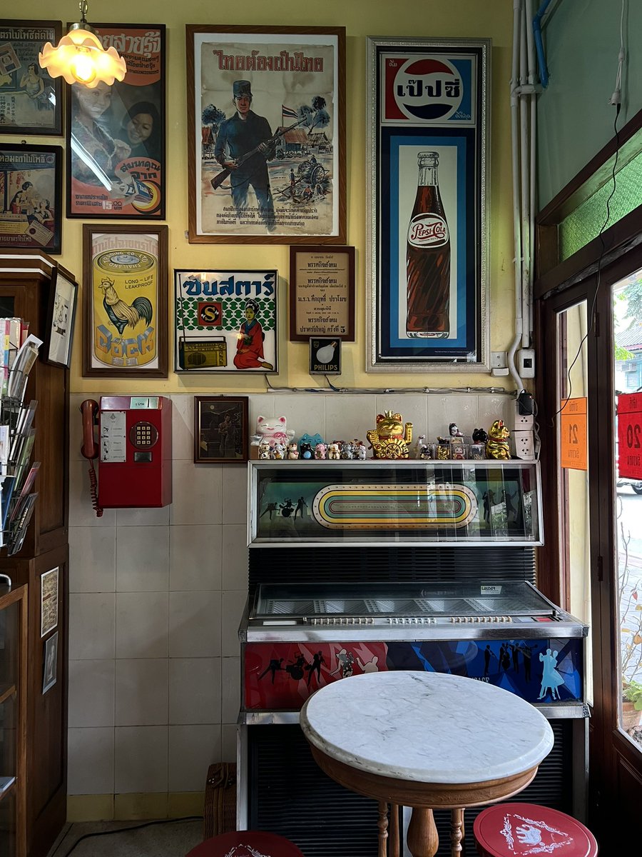 #พินไป ไปแป้งร่ำ books &amp; cafe มาค่ะ ร้านน่ารักมาก มีแมว ของแต่งร้านสุดวินเทจ ซึ่งเป็นของสะสมเจ้าของร้านเอง เสมือนย้อนกลับไปปี 2500
หนังสือให้อ่านเยอะอยุ่ ทั้งใหม่เก่าปนๆกันไป มีหมวดหนังสือแปล หนังสือไทยและปวศ ที่เริ่ดมากคือนิยายเก่าๆเยอะมาก ฝังตัวได้เช้าจรดเย็น มีน้ำอาหารพร้อมค่ะ