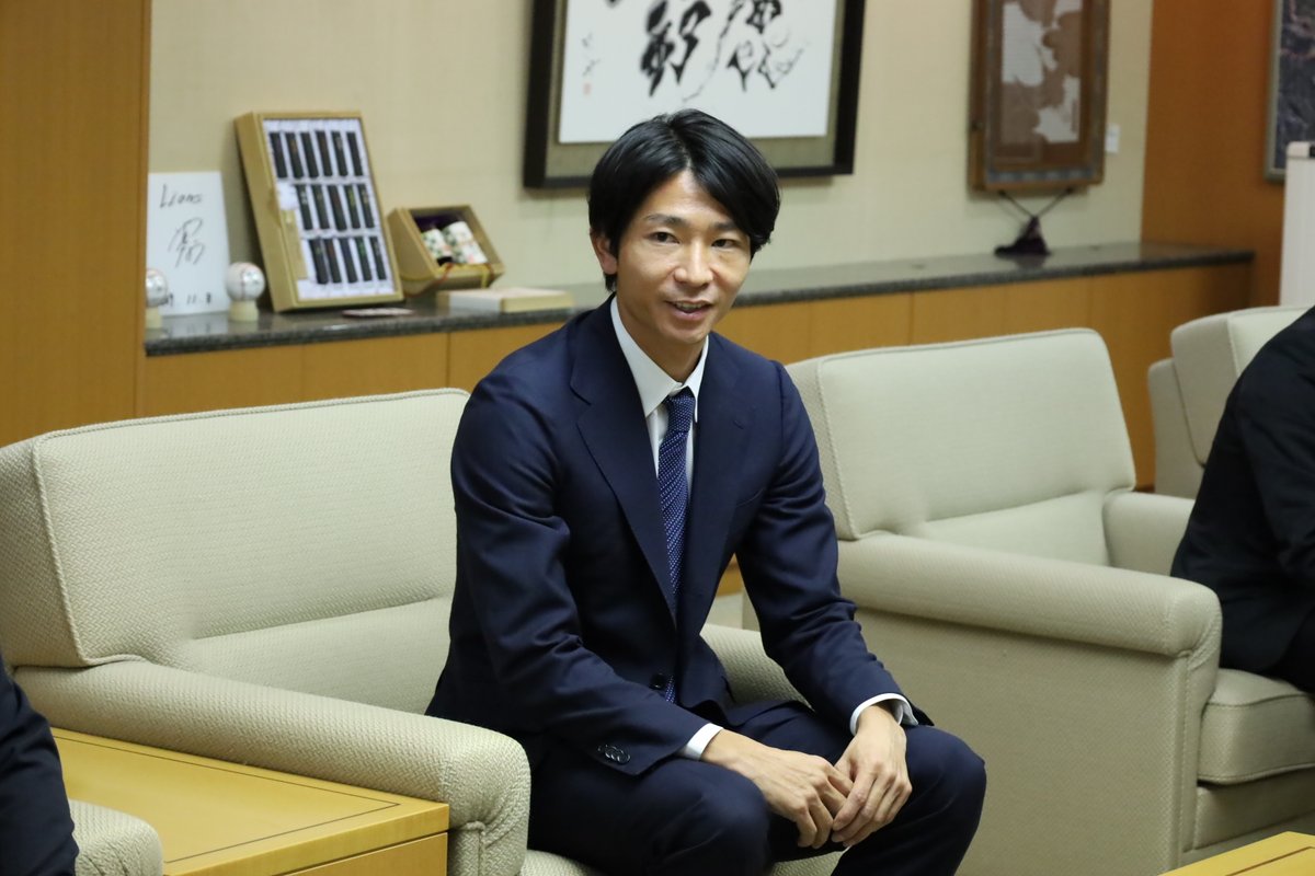 suzuka_city's tweet photo. 今シーズンJFLで戦ったアトレチコ鈴鹿クラブの皆さんが結果報告に⚽️来年は地域リーグで戦う同クラブ。㈱アンリミテッドの佐野さんは「来年の目標はJFL復帰。1年後の報告で「JFL復帰しました」の報告ができるように」との意気込み。
アトレチコ鈴鹿クラブの皆さん、JFL復帰目指して頑張ってください☺ https://t.co/vyhaXH4Cvr