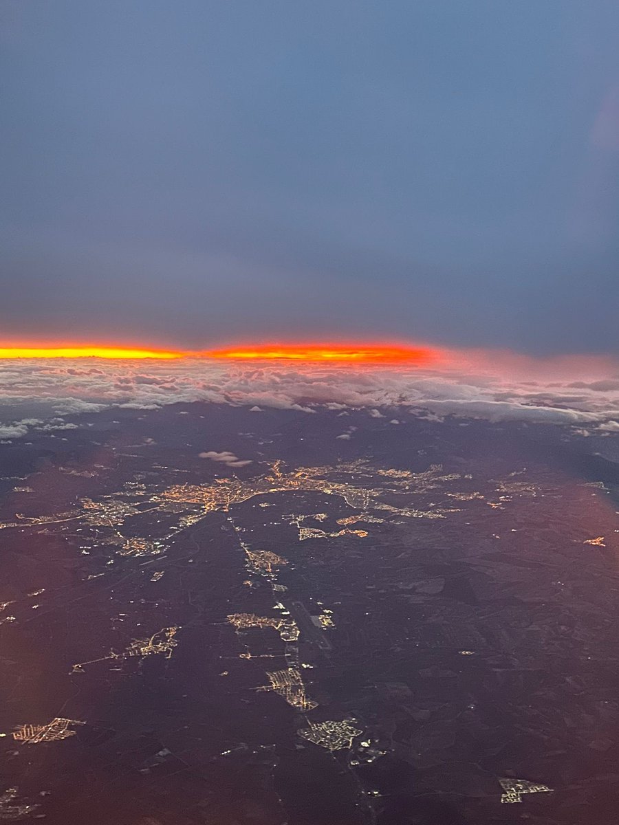 Una espectacular imagen aérea de #Granada y su Área Metropolitana durante el amanecer de este sábado