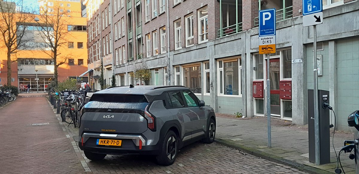 De nieuwe Kia in de Tweede Jacob van Campenstraat.
