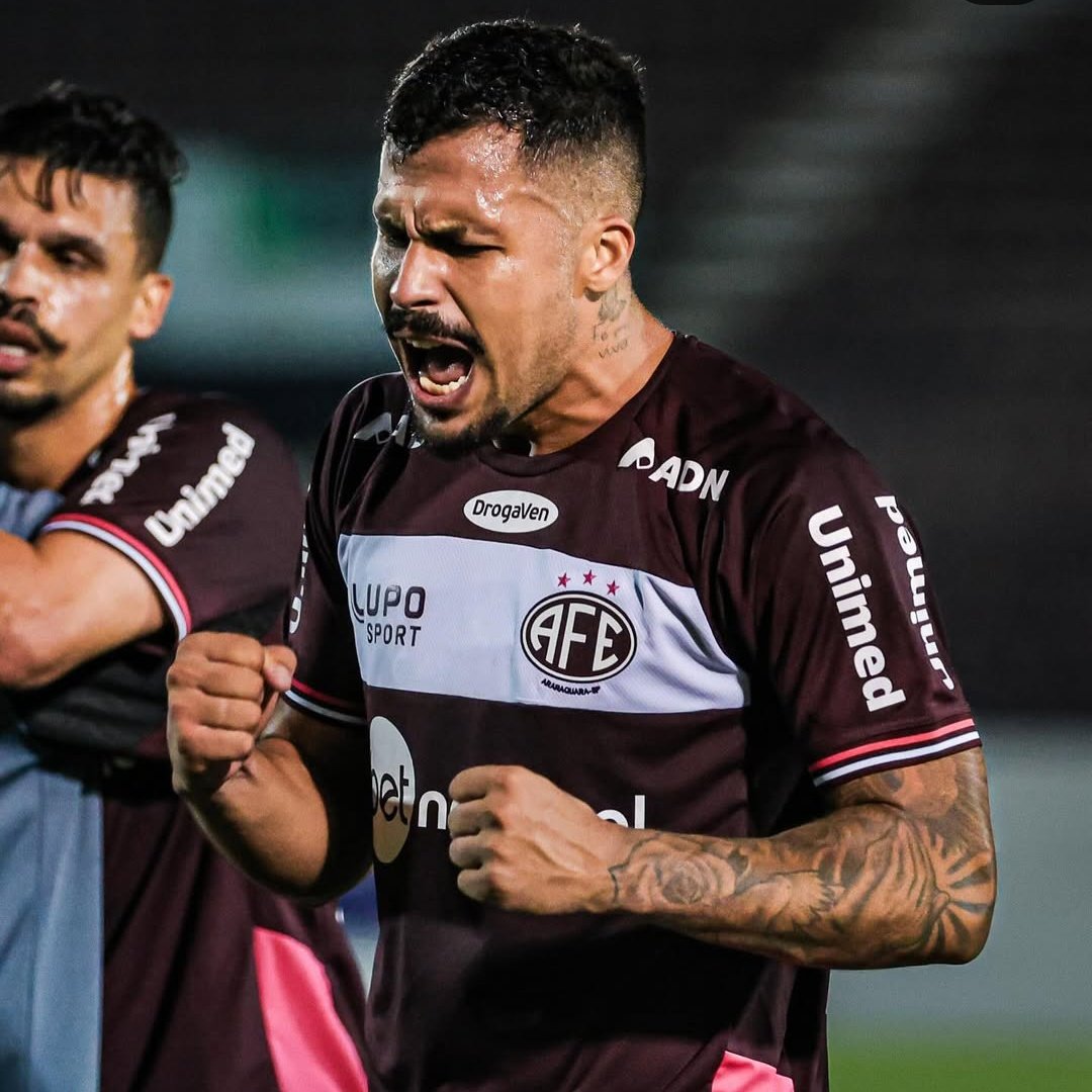 O Vitória tem interesse no zagueiro de 24 anos, Gustavo Medina, que disputou a Série B de 2025 pelo Ferroviária (SP).

Clubes com Corinthians e o Remo também estão na disputa.

Medina tem contrato com a Ferroviária até Dez/2026, com multa rescisória entre $800 mil a $1M.

📰| GE