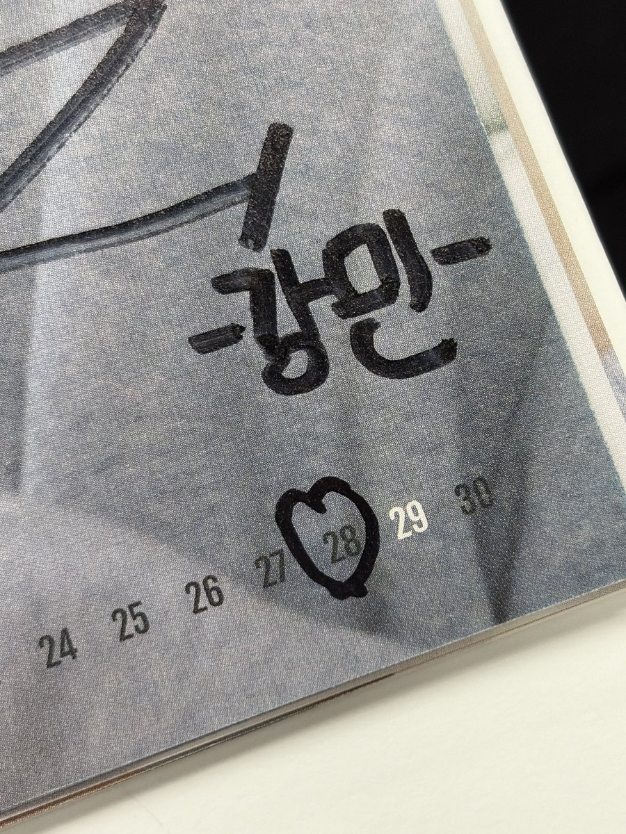 codls_tms's tweet image. 달력에 사인받으면서 내생일날 하트해달라했더니 해줬엉💕
26년엔 1년 내내 이 페이지만 보는거여~ㅋㅋㅋㅋ
