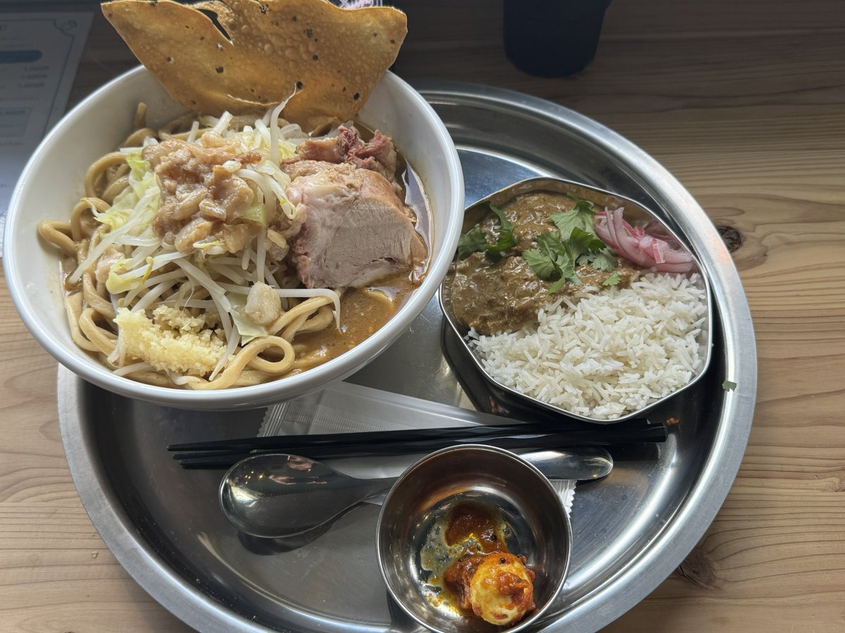 mose0133's tweet photo. Haruna行きました。店入ったらカレーのいい匂い。カレー美味い、ラーメンもカレーと魚介の香りがするのにニンニクと太麺のおかげで蓮爾になるのおもろい。
これはゼンゼン辛くないけど、蓮爾の限定グリーンカレーをちょっと思い出した https://t.co/S3vbuZ4wJh