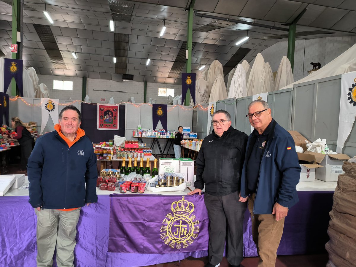 Ppdolorosa_'s tweet photo. 💜 Hoy, 13 de diciembre, hemos acudido al almacén de tronos de la Cofradía Marraja para aportar nuestro grano de arena en la Campaña Marraja de Recogida de Alimentos · Navidad 2025, organizada por la Comisión de Caridad.
#marrajos #recogidadealimentos #vivalapequeñica https://t.co/uprvXcJ1vG