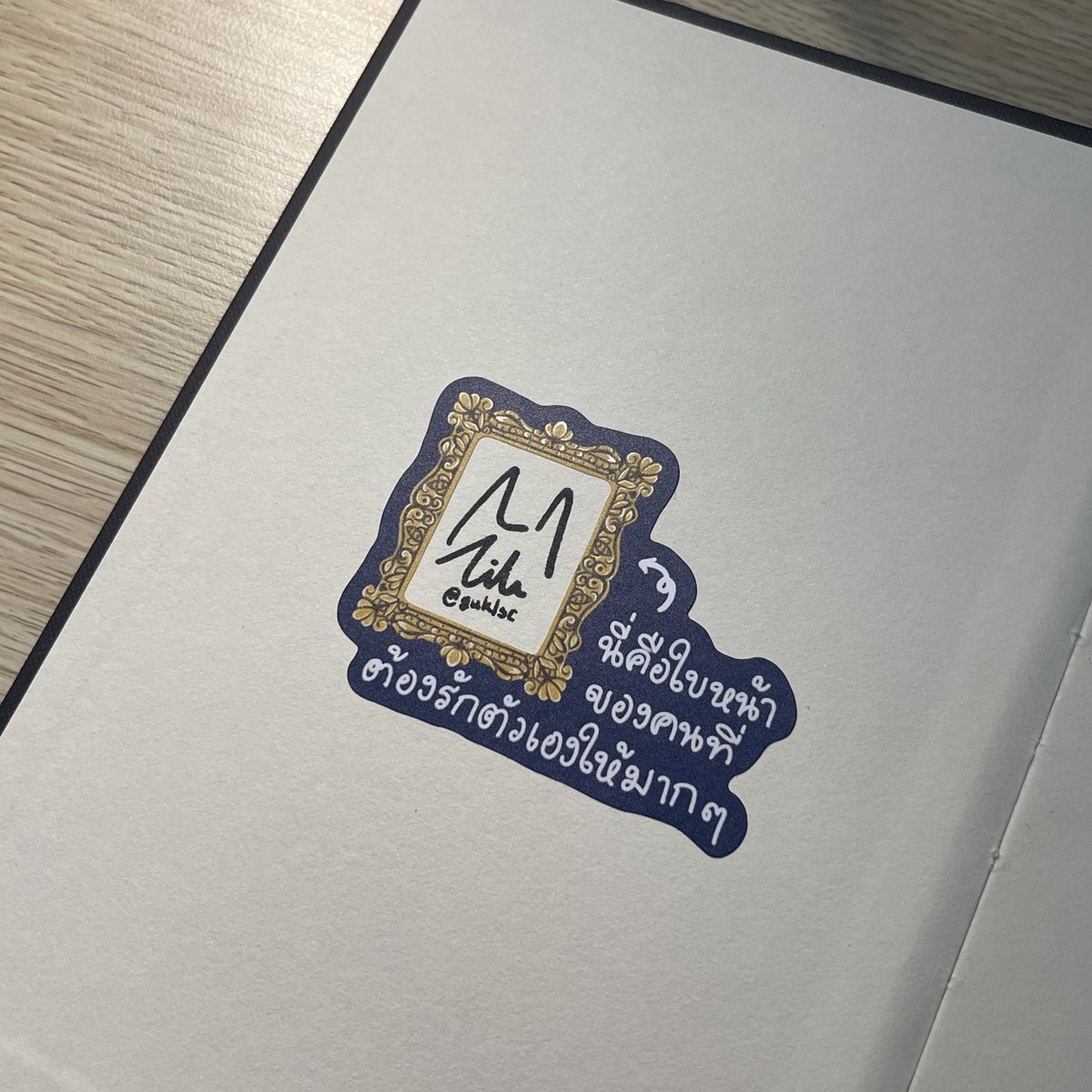 Sticker pvc 8 cm 
#IFEXPOWINTER25 — D14 (sun) 🖼️

เป็นกรอบรูปฟริน ๆ แปะทับรูปขนาด 1.5 นิ้วสบาย ๆ เลยล่ะ 😋
ราคาน่ารัก 25 บาทเท่าน้าน❤️‍🔥