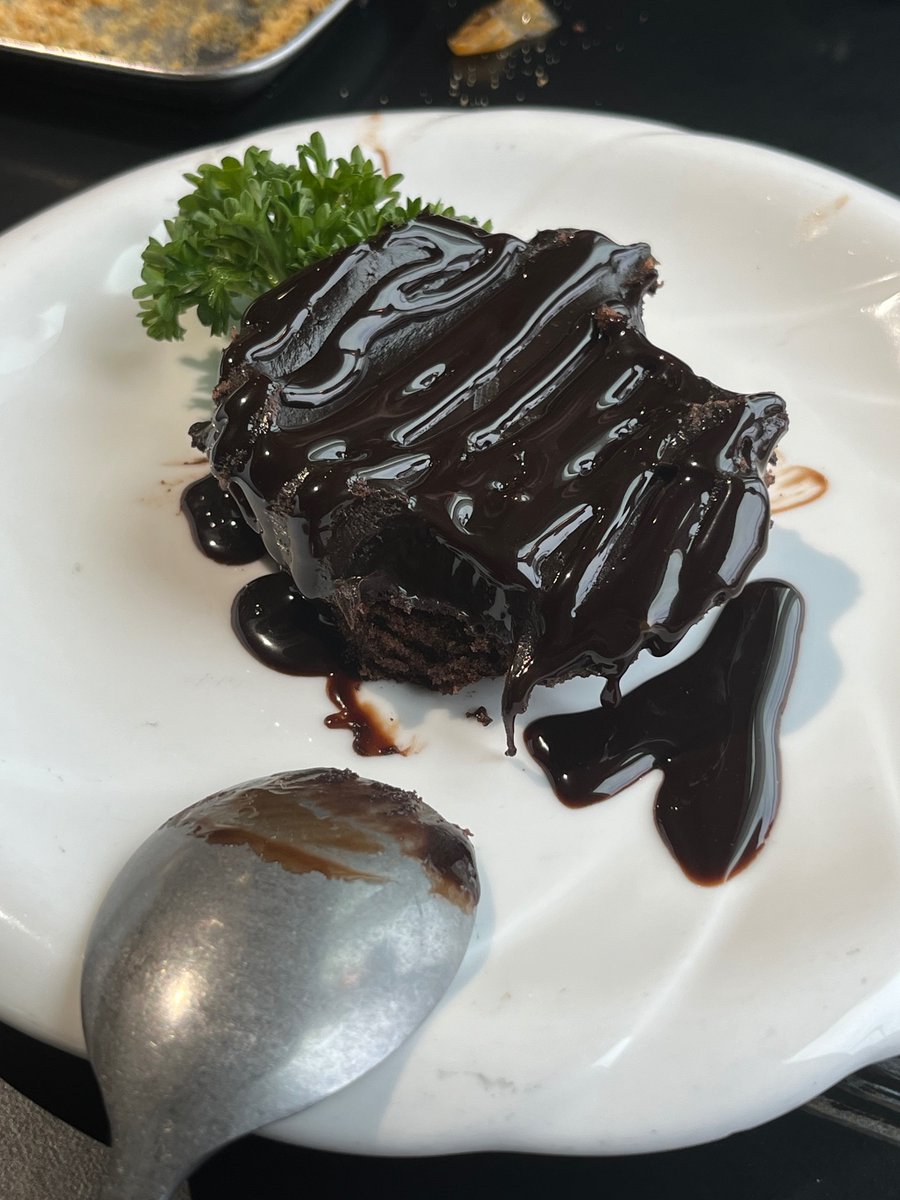 Xiuzhou7's tweet photo. Craving a slice of decadent chocolate cake right now! https://t.co/4VTICWY2g0