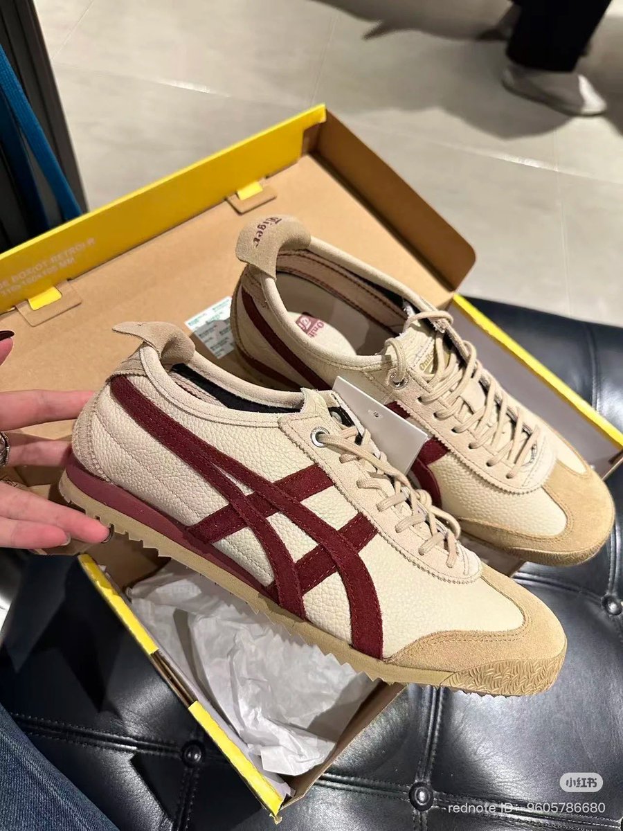 dJejingga's tweet photo. adorable daily footwear 

a thread https://t.co/RkeRJrQomp