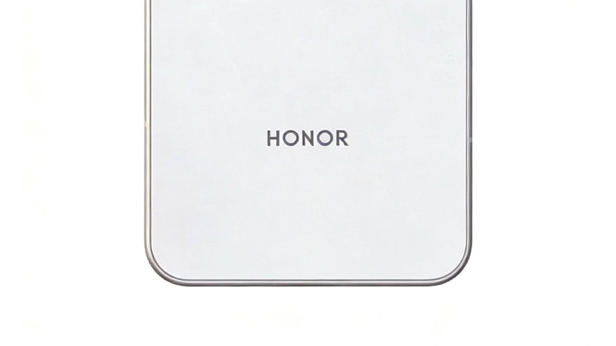 geekdegafas's tweet photo. Estos renders del Honor Win están generados por IA. 

Fijaos en la imagen 1 vs imagen 2. ¿Cómo se van a ver en perspectiva cenital el USB-C, el micrófono, los altavoces y en el otro no?

Y luego. Elementos en imagen 3 y 4 que nos muestran un texto ilegible y un embellecedor de la cámara cuya circunferencia no es perfecta. 

Y ojo, que este señor es redactor de un conocido medio. 

O no revisa lo que publica o lo sabe y aún así…