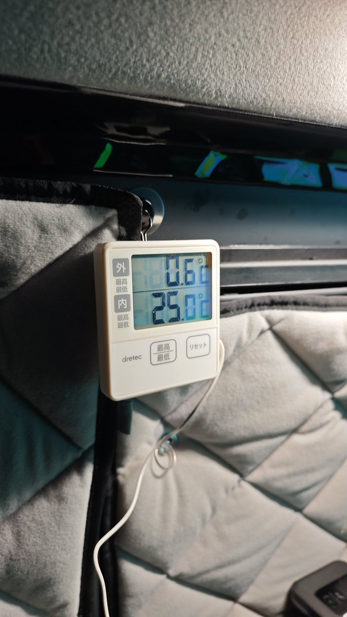 氷点下近いので、キャンパー用ヒーター（FFヒーター）の出番。基本温度