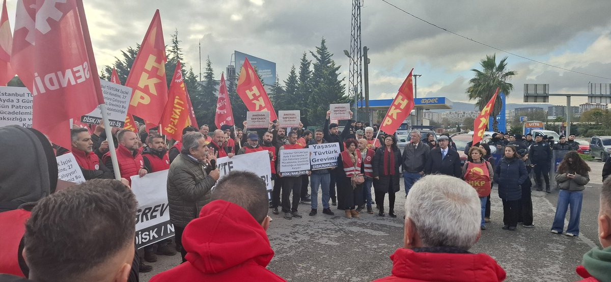 Grevimizle dayanışmaya gelen dostlarımız, Birleşik Metal İş Sendikası Gebze 1 nolu 2 nolu şube yönetici ve temsilcileri
İstanbul 1 nolu şube temsilcileri, 
Lastik İş Gebze şube başkanı, PTT-SEN Genel Başkanı, 
Avukatın Sesi İnisiyatifi ASİ
HALKIN KURTULUŞ PARTİSİ Genel Sekreteri