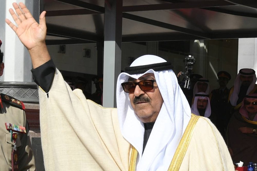 ترى والله الرواتب ما تكفي 

و لحد يقول ان الكويتي ما يعرف يدير راتبه وان الكويتي متطلب.!؟ عيش على طرق الراتب بعدين تكلم

تواصل معاي شاب من ابناء الوطن يشغل في بنك، يقول ابي اشتغل بأي شي حلال يزيد مدخولي الشهري، قلت له من عيوني بس أنا عندي مطاعم. 
قال لي  عادي أوصل لك الطلبات.