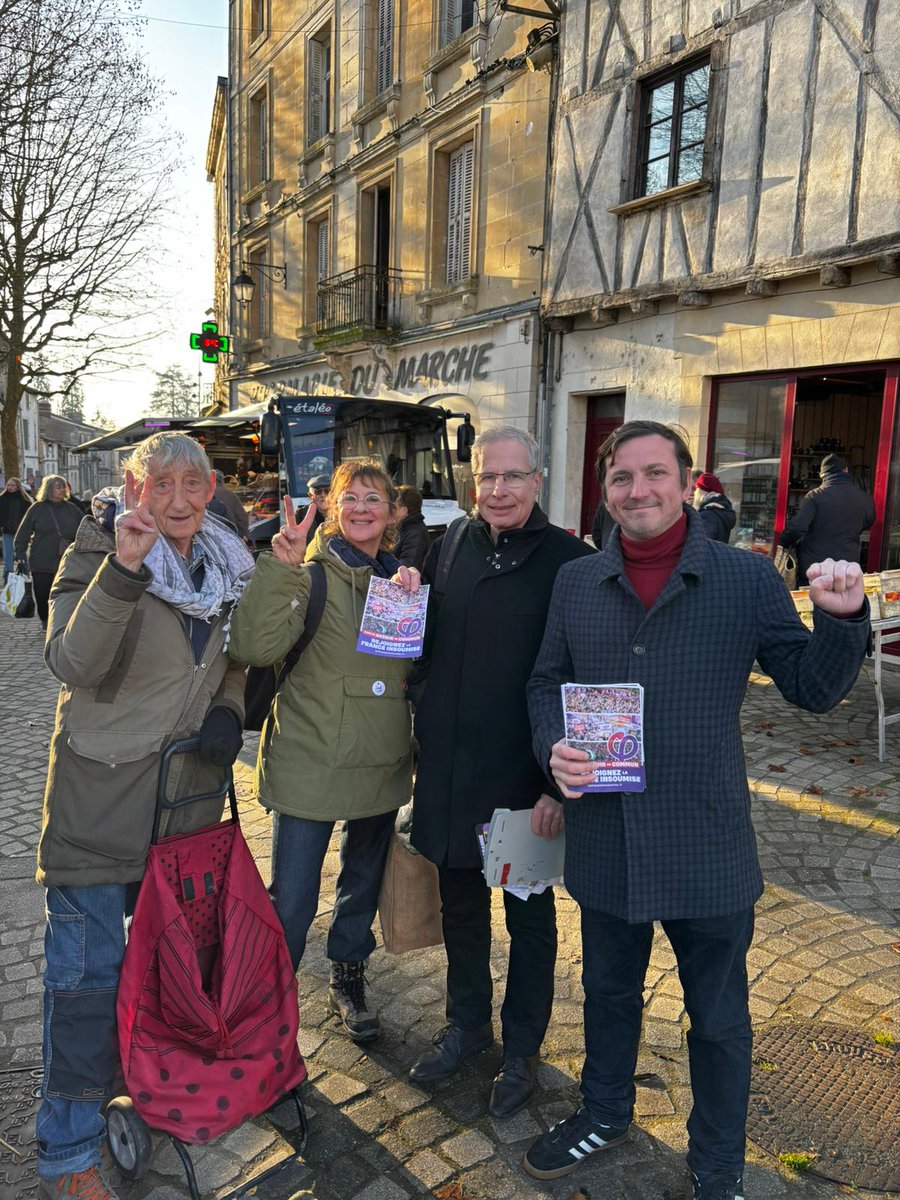 Aurelientache's tweet photo. Incroyable mobilisation des Insoumis ce matin, sur le marché de Saint-Maixent l'Ecole !  

Partout le meme mot d'ordre: ras-le-bol de Macron et de tous ceux qui soutiennent sa politique.

Un autre monde est possible et il est même certain ! Un grand bravo aux camarades de @lfi79. https://t.co/aHiywd9Rff