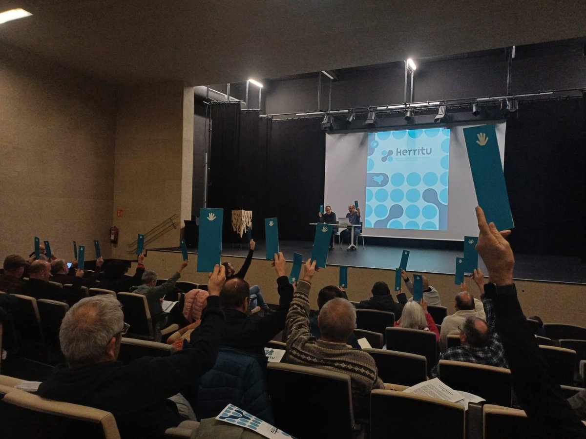 Bazkideen batzarra egiten ari gara. Eta testuinguru politikoari buruzko ebazpena onartu dugu: eragile politiko eta sozialek ardura eta anbizioz jokatu behar dute une historiko honetan burujabetza osoaren bidean urrats sendoak egiteko #HerriLibreBat