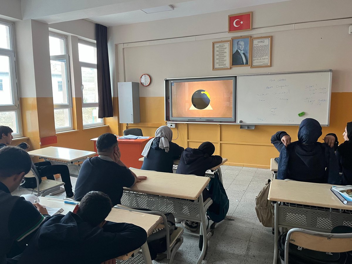 ÇEDES kapsamında haftanın değerleri olan “Dürüstlük” ve “Adalet” hakkında öğrencilere verilen atasözü, deyim ve hadisler resme döküldü. Katılım sağlayan sınıflardan kazanan 9/G sınıfı oldu. Katılım sağlayan sınıflarımıza teşekkür ederiz.
#ÇEDES #DeğerlerEğitimi 
<a href="/askalemem25/">Aşkale İlçe Millî Eğitim Müdürlüğü</a>