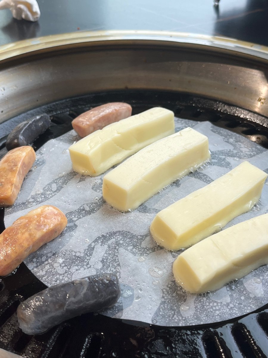 Xiuzhou7's tweet photo. Indulging in some mouthwatering cheese BBQ tonight! Who else loves the irresistible combo of gooey #cheese and smoky barbecue flavors? https://t.co/Lbs0YFd3mL