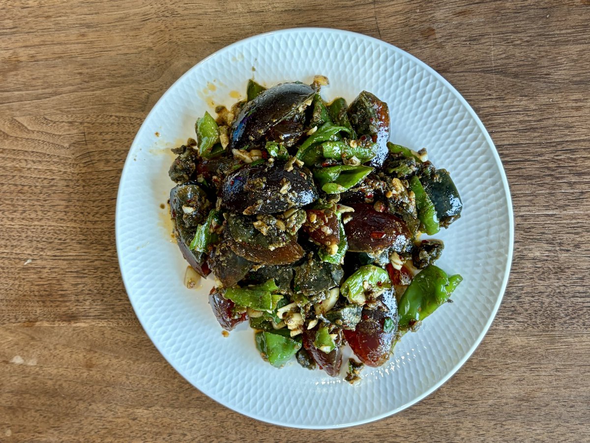 나는 피망과 삭힌 달걀을 넣고 맛있고 먹음직스러운 볶음 요리를 만들었다.
조리법은 아주 간단합니다. 먼저 팬에 기름을 약간 두르고 마늘과 피망을 넣고 소금을 약간 넣어 반쯤 익을 때까지 볶은 후 따로 둡니다. 그런