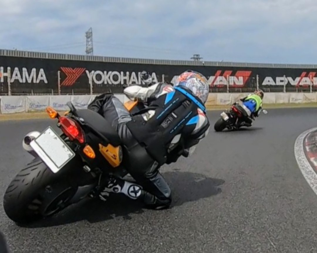 armada_takaja's tweet photo. #イン側からのイケてる画像見せて
やましたせんせいの車載カメラのヒトコマ
筑波の1コーナーです
#BMW
#F800S https://t.co/4DakfOKeNm