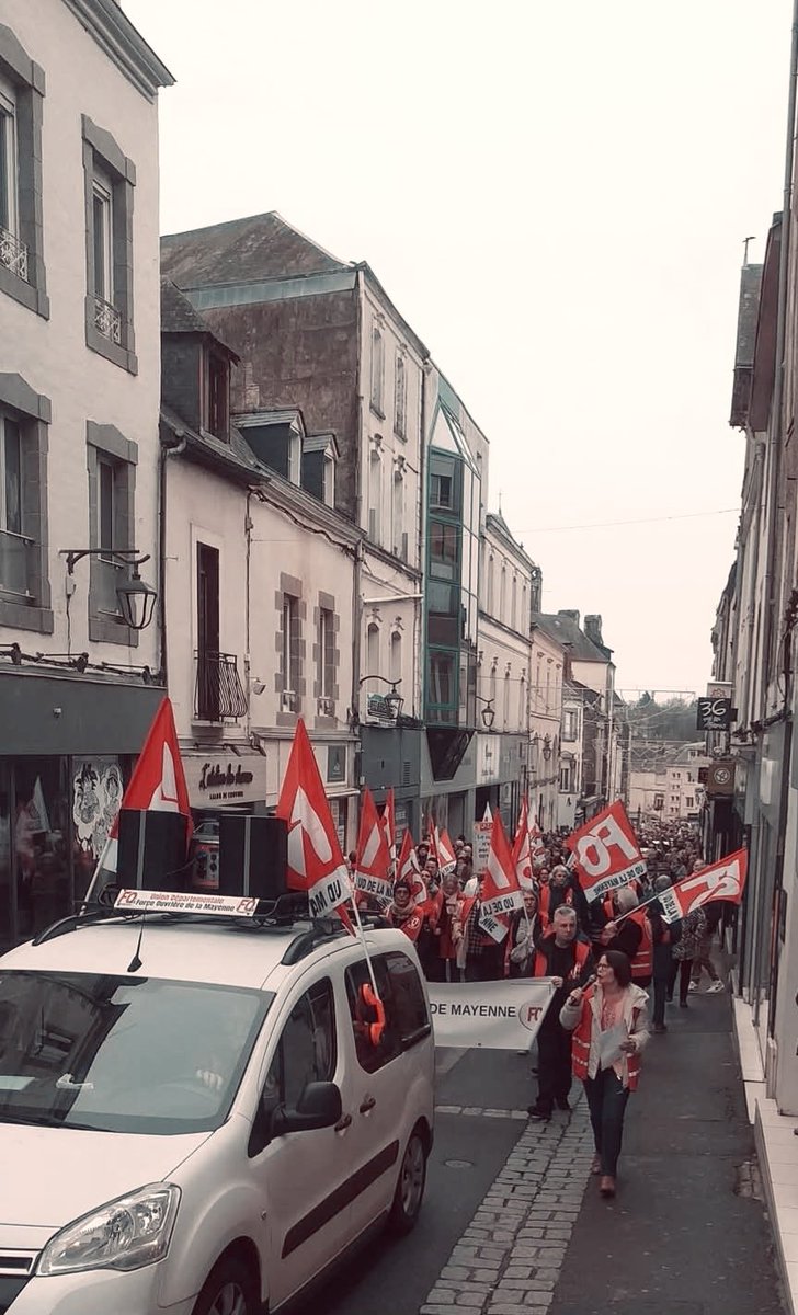 🚨Le #SNUDIFO est présent et mobilisé ce samedi à #Mayenne avec les personnels soignants et les usagers pour la défense de l'hôpital public !
🔥 2000 personnes à l'appel de FO et Audace 53 
🤜🏼École, hôpital : même combat !
🤜🏼Des bras, des lits pour l'hôpital public.