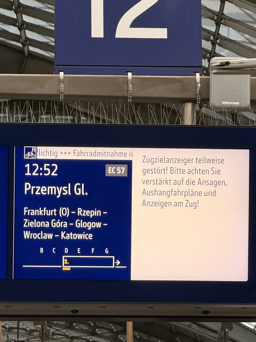 Ótima configuração, DB! O anúncio na tela tem uma nota em alemão:
“Os painéis de informações sobre os destinos dos tre