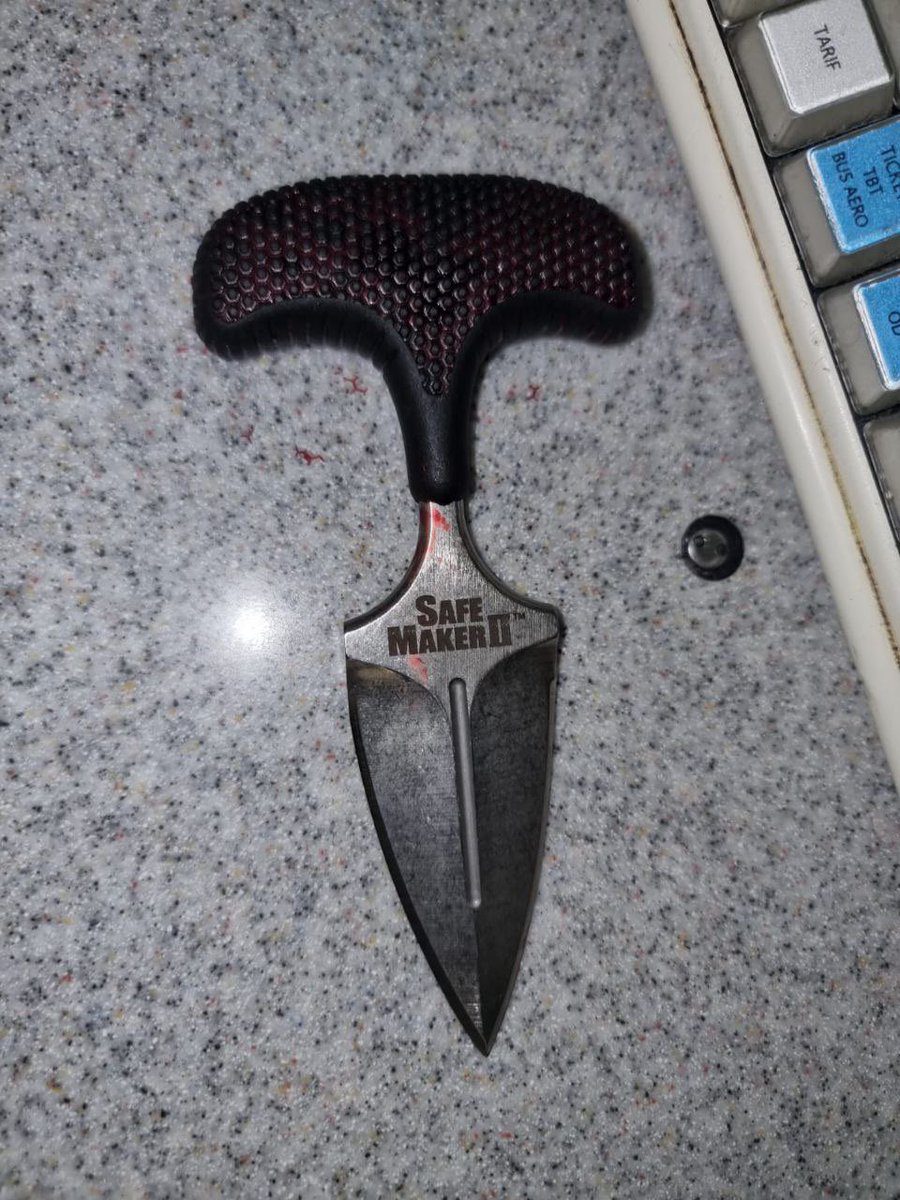 SirenesFR's tweet photo. 🔴 ALERTE INFO | Voici l'arme avec laquelle a été attaqué un employé de la RATP, à Nation à Paris pour un refus de cigarette. 🚭 https://t.co/dFjVLxzOoV