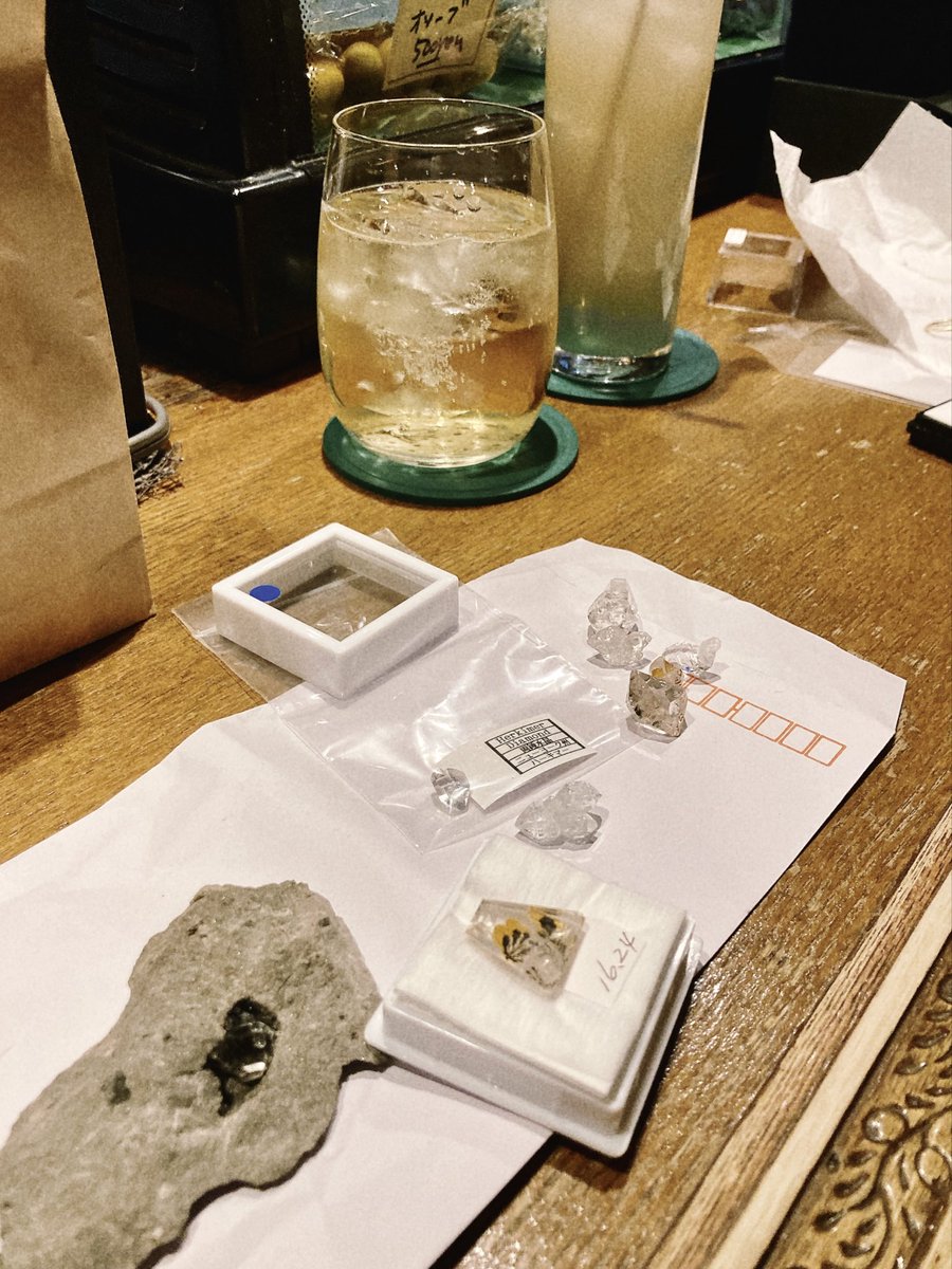 midorichou_s's tweet photo. 池袋ショーからの野毛で盛りだくさんな昨日🪅
念願の母岩付きハーキマーをゲット。 https://t.co/5mPbmO2j1u