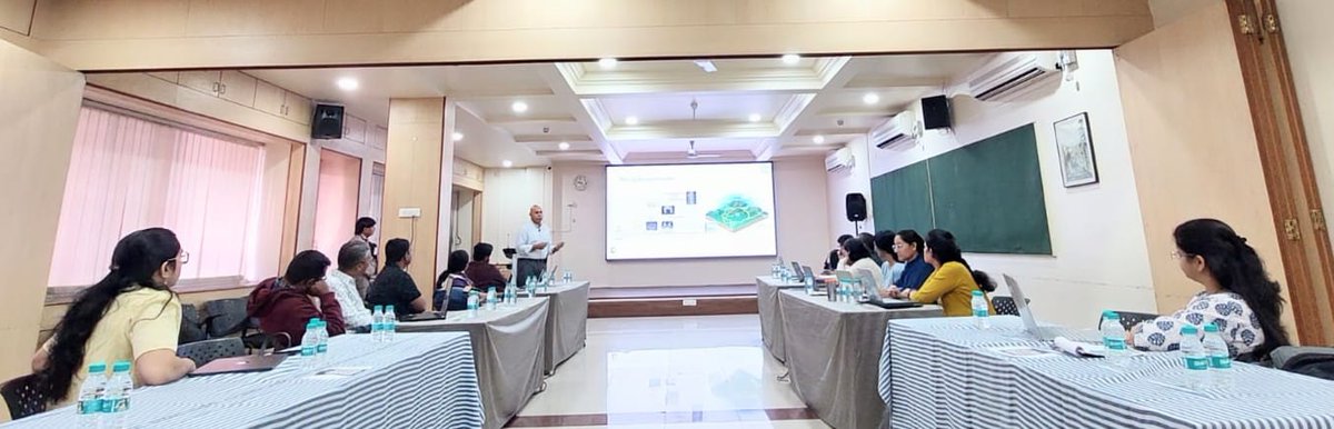 Whira_org's tweet photo. Insightful hands-on workshop on MRI in Spondyloarthropathy by Dr. Ashish Mathew (CMC Vellore) at Bharati Vidyapeeth, Pune—an engaging and enriching academic experience! https://t.co/Ixud5kQkJy