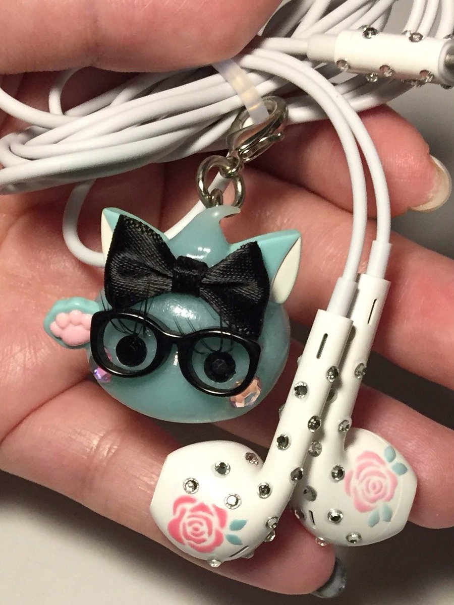 なんかキラキラの石をポチポチつけて薔薇描いたらかわいくなった^_^👍🏻