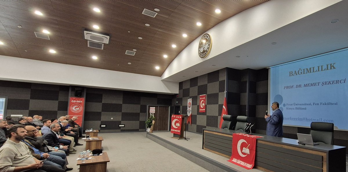 Prof. Dr. Mehmet ŞEKERCİ hocamız "Bağımlılık" konulu sunumunu yapıyor...
#ElazığİlEğitimŞurası