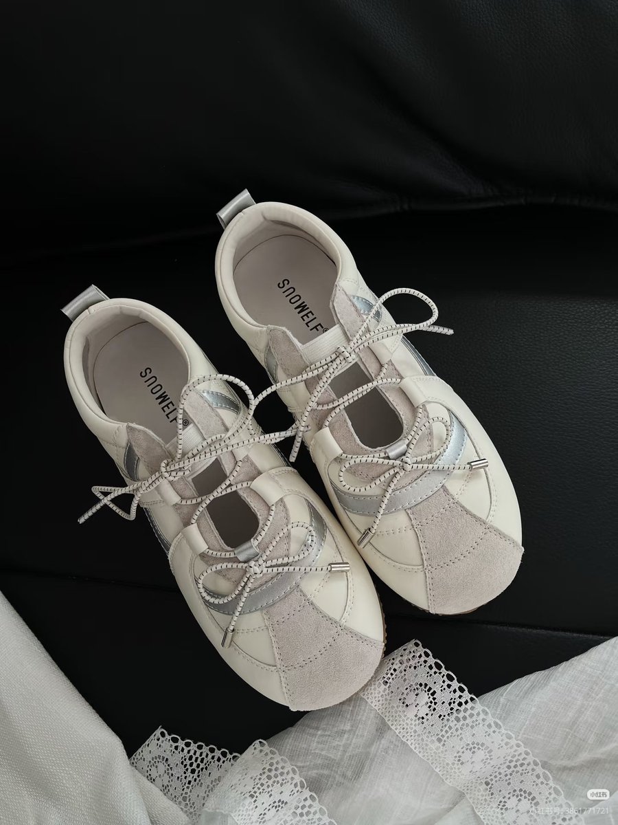 pelangisesaat's tweet photo. cute footwear for college 

a thread https://t.co/LhvScmyAyG