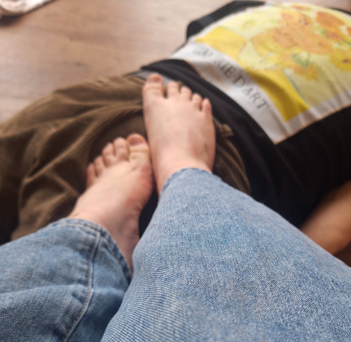 Ze_guakAHmollet's tweet photo. On m’a offert un super tapis pour mon anniversaire...
Qui veut faire partie du mobilier? 🤭🤭

#feet #moneyslave #paypig #moneymiss #humiliation #soumis #domina #blackmail
#soumisquipaye #ATM #pied https://t.co/I6g8mpNkVQ