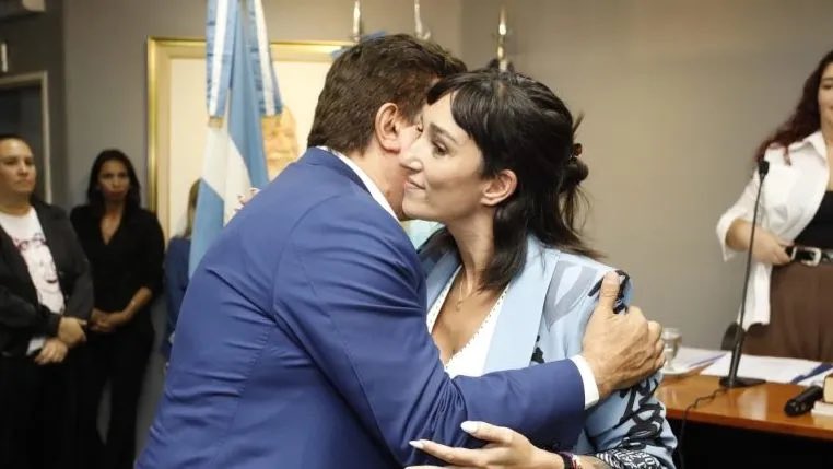AY AMOR ♥️

👀 Mírame como Leila Gianni mirá a Juan Cabandié.

🫦Tócame como Leila Gianni a Espinoza