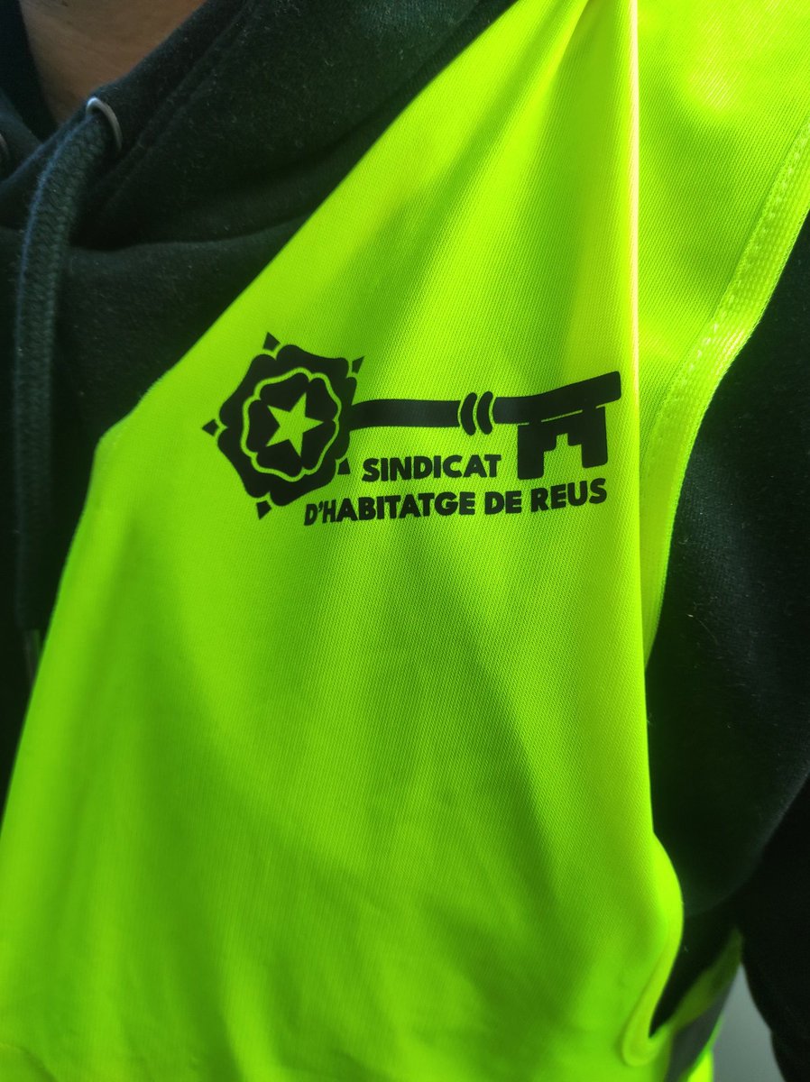 SHabitatgeReus's tweet photo. 📬Avui estem fent el porta a porta de la secció sindical de la COSHAC a #Reus.
Perquè #LaSAREBésNostra! 🏘️ https://t.co/5ewiQaqTCQ