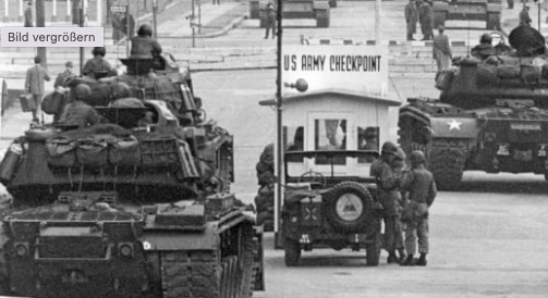 derLummer's tweet photo. @manuelbewarder Die haben womöglich einfach genug von den ständigen Demos der Judenhasser Schreihälse der🇵🇸#Hamas Filiale am #CheckpointCharlie
US 🇺🇸Touristen sind regelmäßig entsetzt, an diesem historischen Ort eine Bühne für #Khamenei Proxies – boots-on-the-ground für #Putin – vorzufinden. https://t.co/hBxCGHgjpq