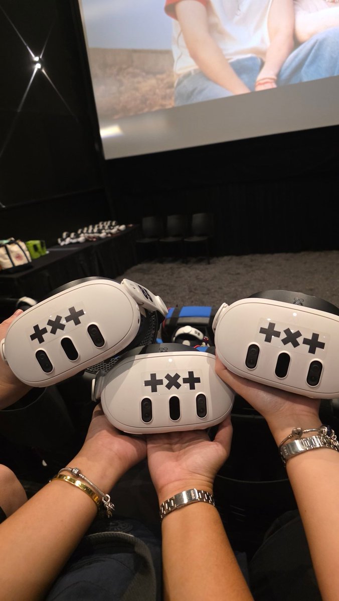 ygbgyj's tweet image. vr day with my loves 🩵 @sookaipls @Springday0915