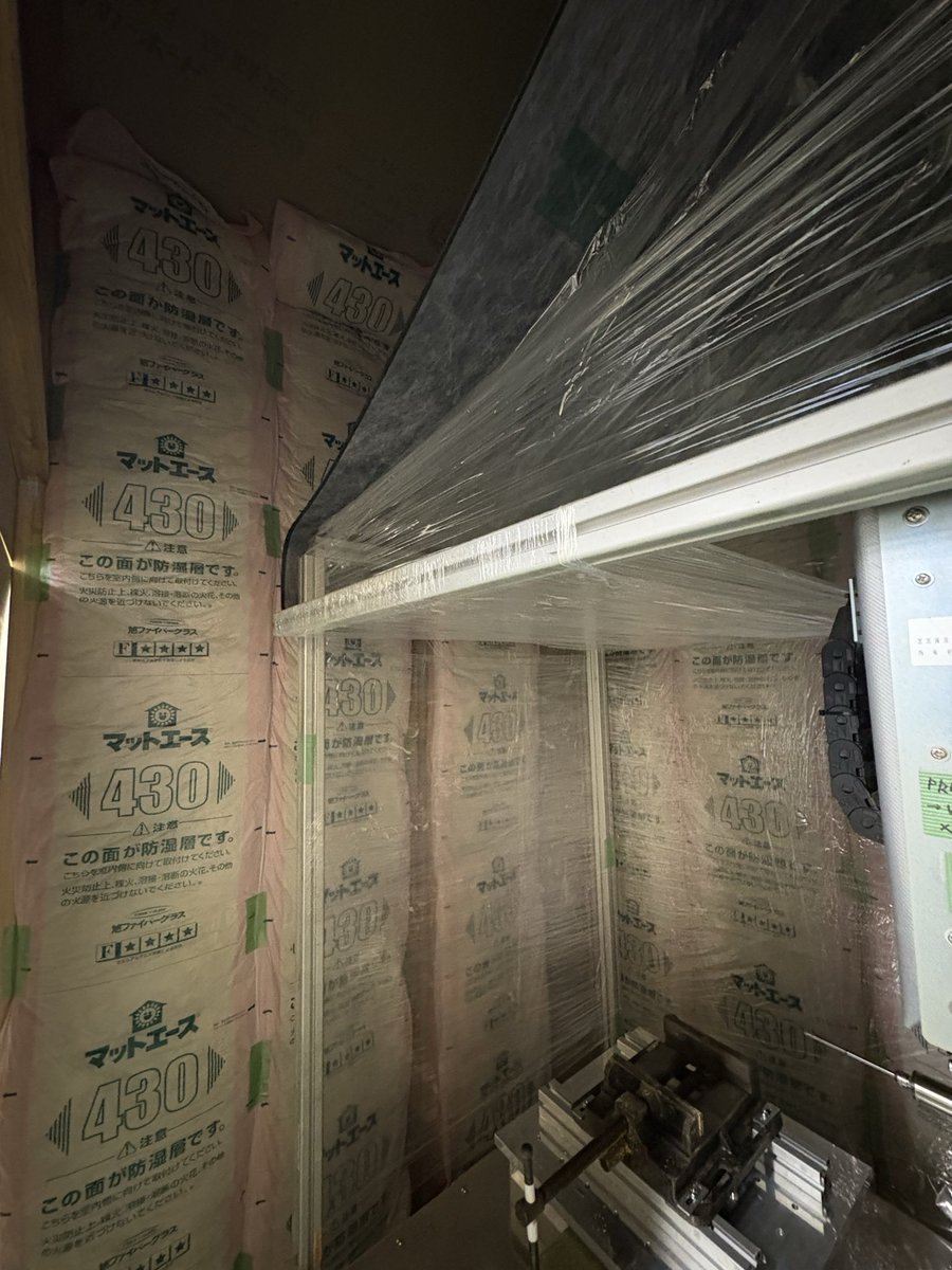 内側に吸音を目的に、ファイバーグラスをつけるのがポイント！
布団の中で叫んでいるような、自分の声の無力感を味わえます。
このファイバーグラス、コーナンプロで全部で6,000円くらい。