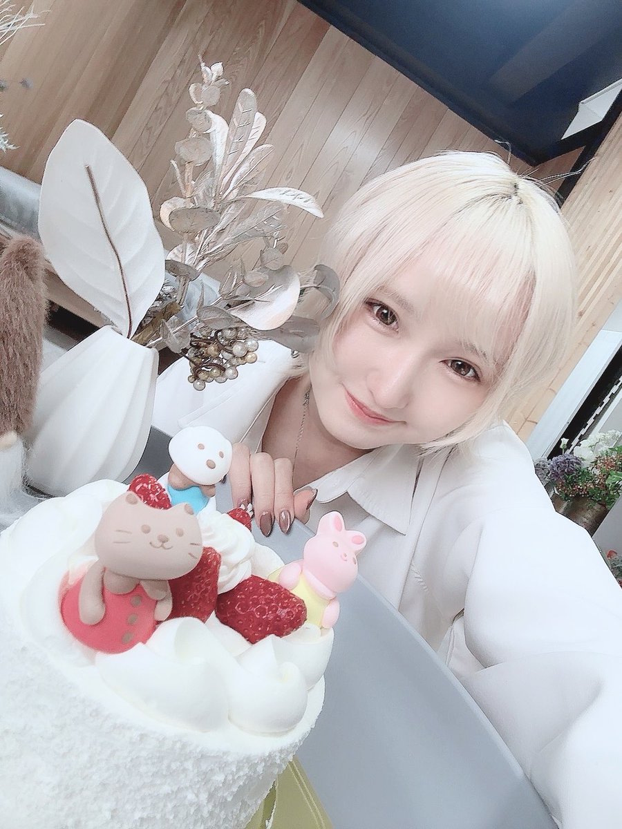 今日はコラボで百合撮影でした！
(桃子さんと撮るの忘れちゃった🥹)

カメラマンさんが同じ誕生月なのでケーキ用意してくださって嬉しかったです😭🍰
みんなでおいしくいただきました🤤✨️
ありがとうございました😍